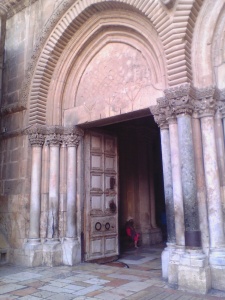 Alla porta della Basilica del Santo Sepolcro